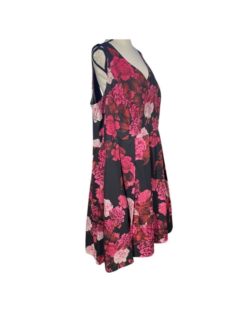 City Chic Sleeveless Floral Dress - Picture 2 of 4